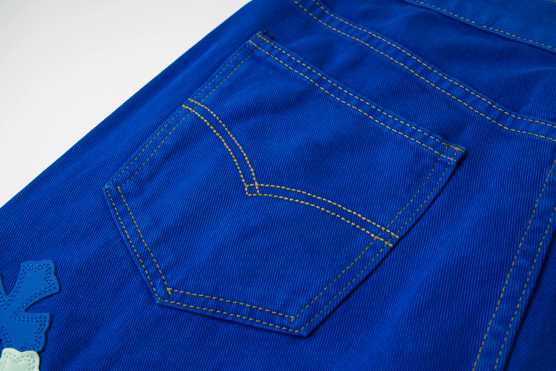 P270 Chrome hearts｜ch Chrome Hearts London-limited dopamine blue leather jeans - charming dopamine personality jeans, indispensable for fashionistas, the same model for celebrities, and a model touted by many bloggers. This new pair of pants is perfect in terms of shape and upper body. It is no exaggeration to say that making a pair of jeans is equivalent to the time of making 20 short-sleeved jeans. The fabric is made of high-quality imported denim. It has a unique high-end texture. I am very satisfied with it after washing and proofing several times. Style number: 1751# Color: Dopamine blue Size: 28 30 32 34